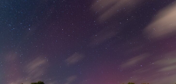 Auch ich hatte gestern das Glück in einer Wolkenlücke gegen 20:45 Uhr auf dem Fuldaer Aschenberg Polarlicht festzuhalten. Die Meldungen sahen vielversprechend aus, und eine Probeaufnahme Richtung Norden mit dem Handy zeigte bereits erste Polarlichter, also bin ich direkt mit der Spiegelreflexkamera los.
Nach vielen glücklosen Versuchen in der Vergangenheit hat es gestern tatsächlich geklappt
