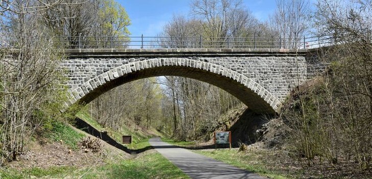 Die preisgekrönte Brücke von Hartmannshain im Vogelsbergkreis.