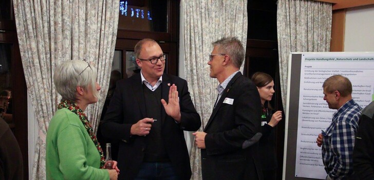 Im Austausch (v.l.): Ulrike Keß, LEADER-Region Knüll; Thomas Rohrbach, stellvertretender Vorsitzender der LEADER-Region Knüll und Bürgermeister Niederaula; Dirk Noll, Erster Kreisbeigeordneter Landkreis Hersfeld-Rotenburg.