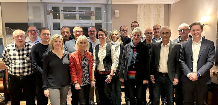 Vordere Reihe von links nach rechts: Denise Liesenfeld, Iris Waldeck, Stephanie Merschrod, Petra Müller, Reinhard Trüber, CFO Niklas Herting. Mittlere Reihe von links nach rechts: Wilmar Dörr, Matthias Linke, Oliver Mangel, Jennifer Schmidt, Thomas Rausch, Karl-Heinz Greb. Hintere Reihe von links nach rechts: Ralf Trümper, Helmut Rustler, Herbert Schalla, Uwe Christen, Andreas Jost, Jürgen Eifert. Auf dem Bild fehlen: Nina Eiselt, Christina Klein, Katja Spengler, Sebastian Kirsch, Günter Oechler, Gerd Fehl, Martin Eifert.