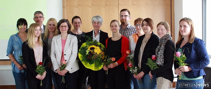 Blumen für Prof. Dr. Helma M. Bleses (Mitte) und die Mitglieder des studentischen Projekts der Hochschule Fulda: Sie präsentierten ihre Ergebnisse zum Thema „Gutes Leben mit Demenz“ und einen hilfreichen Ratgeber im Handlungsfeld „Gesundheit und Pflege“ des Vogelsberger Familienbündnisses