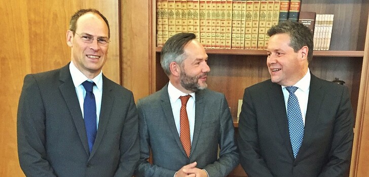 Michael Roth MdB (Mitte) im Gespräch mit Dirk Rompf, Vorstand für
Netzplanung/Großprojekte (rechts), und Gerd-Dietrich Bolte, Leiter der Großprojekte Mitte (links)