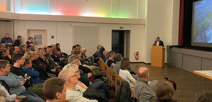 An dem Infoabend der Interessengemeinschaft „Unsere Heimat Müs“ wegen den Erweiterungsplänen der Steinbruchs nahmen 360 Teilnehmer teil.
