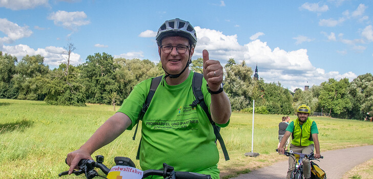 Mit dem Fahrrad zum Gottesdienst: Stadtpfarrer Stefan Buß in der Fulda-Aue.