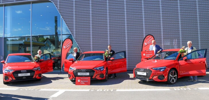 Simon Frebel, Gerda Beppler und Elmar Ebert haben bei der PS-Sonderauslosung im Februar jeweils einen roten Audi A3 Sportback gewonnen