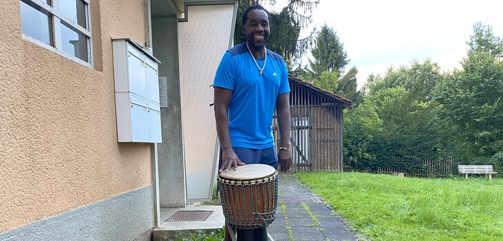 Serigne Niang hatte am vergangenen Sonntag vor dem dortigen Feuerwehrhaus 36 Kuhfelle zum Trocknen ausgelegt.