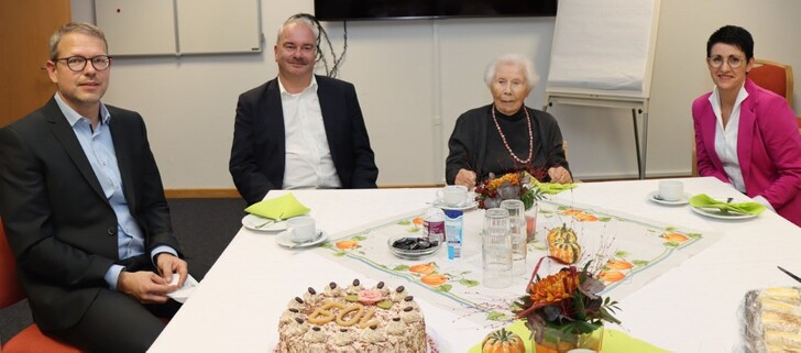 Für das offizielle Geburtstagsfeierfoto legten die Gratulanten – alle vollständig geimpft und unmittelbar vor der Zusammenkunft getestet – kurz die Masken ab: (v. li.) Einrichtungsleiter Oliver Trousil, Caritasdirektor Juch, Geburtstagskind Weber sowie Altenhilfe-Ressortleiterin Klinzing.