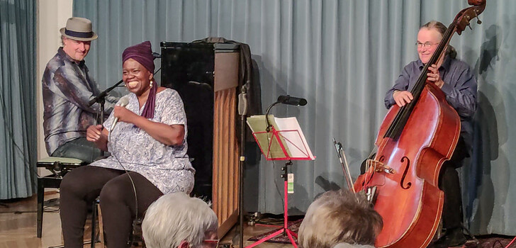 Konzerteinblicke mit Brenda Boykin (Gesang), Jan Luley (Piano) und Paul G. Ulrich (Bass)