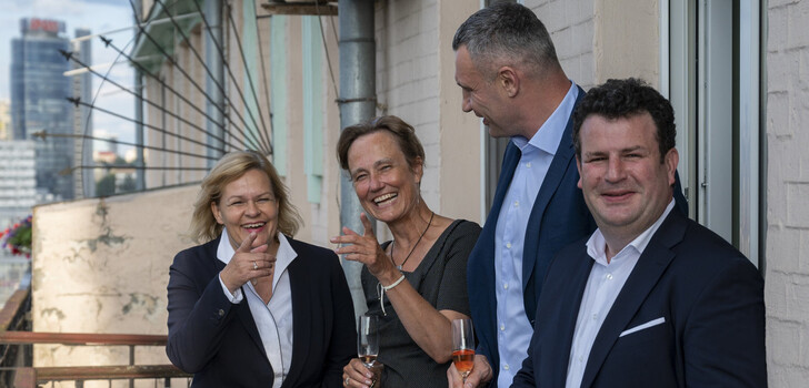 Nancy Faeser (l-r, SPD), Bundesministerin für Inneres und Heimat, Anka Feldhusen, Botschafterin von Deutschland in der Ukraine, Vitali Klitschko, Bürgermeister von Kiew und ehemaliger Boxprofi, und Hubertus Heil (SPD), Bundesminister für Arbeit und Soziales, stehen auf einem Balkon der Residenz der deutschen Botschafterin in der Ukraine