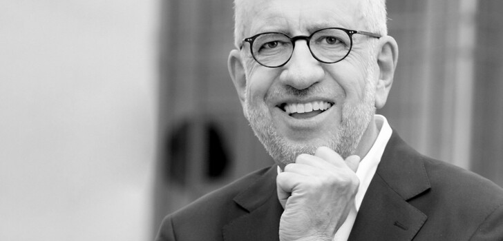 FFH-Gründer Hans-Dieter Hillmoth (†70) ist tot. Der langjährige Geschäftsführer und Programmdirektor des hessischen Radioanbieters Radio/Tele FFH und Aufsichtsratsvorsitzende der Frankfurter Volksbank starb plötzlich und unerwartet am Donnerstag, den 23. März 2023.