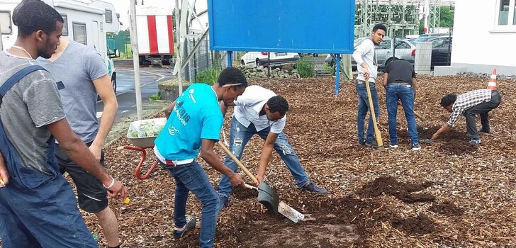Teilnehmer von First Step – Fulda verschönerten anlässlich des 5. Deutschen Diversity-Tag eine Freifläche in Petersberg