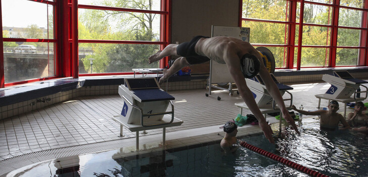Sprung ins kalte Wasser: Die Kommunikation soll besser werden zwischen Vorstand, Eltern und Schwimmern der Leistungsgruppe