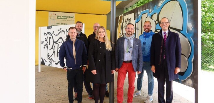 Die Projektbeteiligten bei der Übergabe der Street Art Gallery (von links): Matthias Stein (Tiefbauamt), Carsten Huhn (Betriebsamt/Amt für Grünflächen und Stadtservice), Thomas Fuß (Tiefbauamt), Yvonne Gärtner (Büro des Stadtbaurats – Projektkoordinatorin), Johannes Hohmann (Firma Hermann Hohmann Baudekoration), Ingmar Süß (Kinderakademie Fulda) und Stadtbaurat Daniel Schreiner.