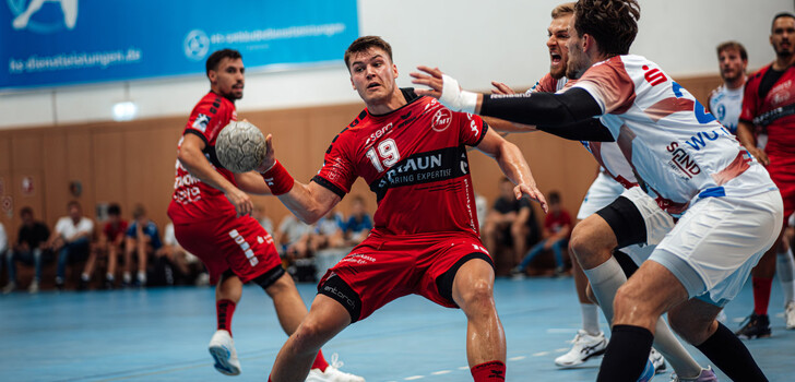 Handball-Bundesligist MT Melsungen (in roten Trikots) setzte sich bei Ex-Trainer Michael Roth in Großwallstadt durch