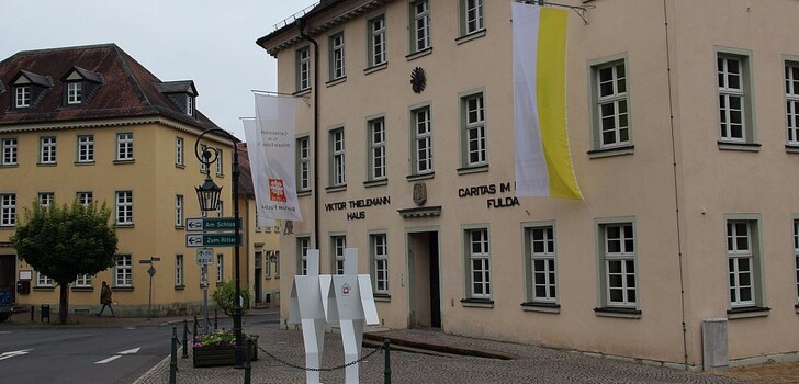 Immer zu den kirchlichen Feiertagen im Frühjahr zeigt sich das Caritas-Haus Flaggen-geschmückt