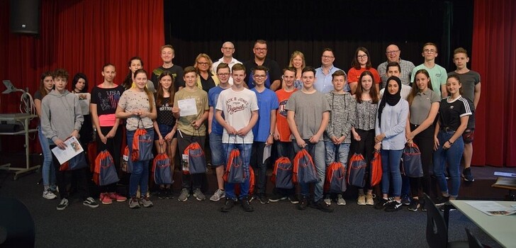 Hundert Päckchen packten die Schüler der Johannes-Kepler-Schule in Neuhof für Waisenkinder in Rumänien