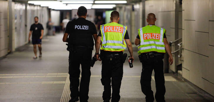 Nach Aussagen von Passanten wurden auch vereinzelt Blutflecken im Bahnhofsbereich gesichtet.