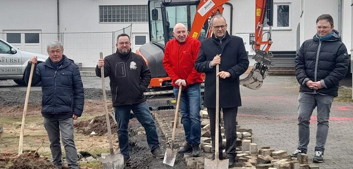 Spatenstich bei der SG Johannesberg: Lothar Plappert, Alexander Peer und Daniel Plappert mit Harald Piaskowski und Dag Wehner. (v.l.n.r)