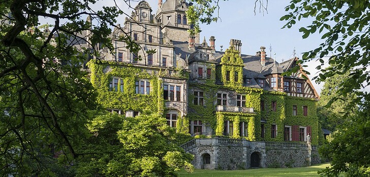 Türme, Erker und eine von Efeu umrankte Fassade – Ramholz erinnert an ein wahrhaftes Märchenschloss.
