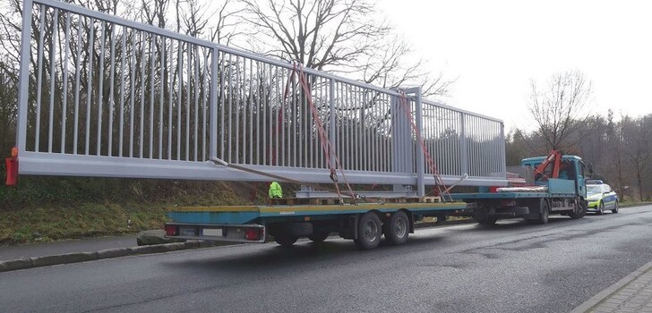 Wegen des enormen Überhanges der Ladung nach vorne mussten die hinteren Bordwände des Lkw vor Fahrtbeginn demontiert werden.