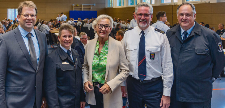 Bei der gemeinsamen Hauptversammlung der Freiwilligen Feuerwehr der Stadt Fulda, von links: Oberbürgermeister Dr. Heiko Wingenfeld, Melanie Medler (Stadtjugendfeuerwehrwartin), Margarete Hartmann (Stadtverordnetenvorsteherin), Thomas Helmer (Leiter der Feuerwehr Fulda), Michael Assenmacher (Vertreter der Ehrenamtlichen der Feuerwehr Fulda)