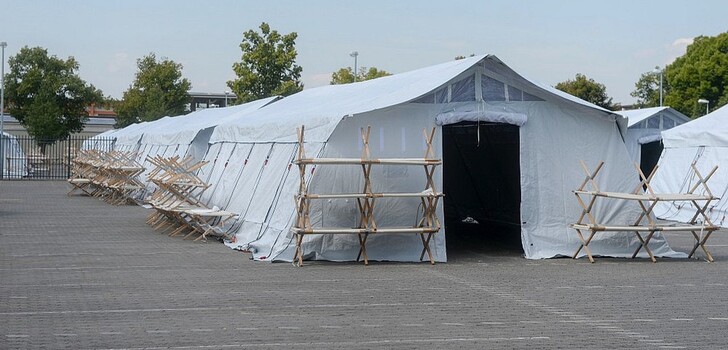 Ein Foto aus dem Jahr 2015: Auf dem Gelände des Polizeipräsidiums Osthessen in Fulda wurden damals Zelte für die ankommenden Flüchtlinge aufgebaut