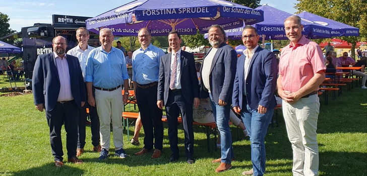 Von links nach rechts: Matthias Kübel, Bürgermeister von Bad Salzschlirf, Peter Malolepszy, Bürgermeister von Hosenfeld, Landrat Bernd Woide, Heiko Stolz, Bürgermeister von Neuhof, Florian Fritzsch, Bürgermeister von Großenlüder, Johannes Rothmund, Bürgermeister von Eichenzell, Stefan Hesse, Regionalmanager Fulda Südwest und Mark Bagus, Bürgermeister von Kalbach