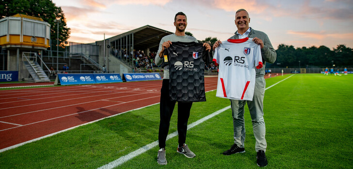 Neben den neuen Trikots für die Hessenliga und U23-Spieler unterstützt die R+S Group ab dieser Saison zusätzlich gezielt die Jugendarbeit im Leistungs- und Breitensportbereich der SGB. (R+S Group Vorstandsvorsitzender Ralph Burkhardt und Peter Enders Geschäftsführer Krah & Enders GmbH)