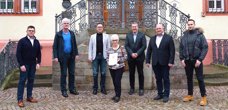 v.l.: Rotenburgs Digitalisierungsbeauftragten Thorsten de Weerd, Landrat Torsten Warnecke, Rotenburgs Bürgermeister Christian Grunwald, Stadträtin Ilse Koch aus Bebra, Alheims Bürgermeister Jochen Schmidt, Civento-Prozessdesigner Stefan Rinke und den Digitalisierungsbeauftragten von Bebra, Johannes Wilhelm bei der Übergabe des Förderbescheids.