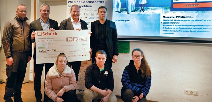Bei der Spendenübergabe (vordere Reihe, von links): Lisa-Marie Botticchio, Miklós Meszaros, Corinna Hiller; hintere Reihe, von links: Ulrich Köhl, Detlev Weß, Michael Bien, Marco Motzkus