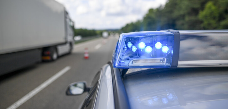 Der unfallverursachende Sattelzug setzte seine Fahrt ohne anzuhalten in Richtung Fulda fort. Nach ihm wird derzeit gefahndet.