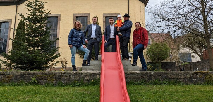 Natascha Riebold (Kirchenvorstand), Meik Schweda (Sparda-Bank Hessen eG), Bürgermeister Julian Kempka (Gemeinde Friedewald) sowie Bernd Iffland mit Enkelsohn Hauke und Maren Iffland (Heimatverein Friedewald)