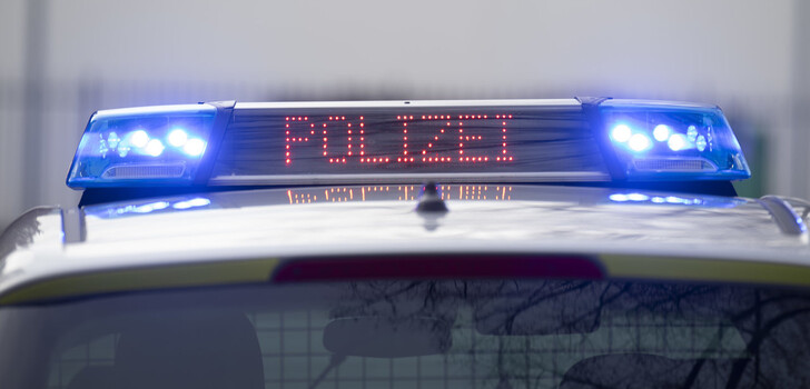 Auf Anordnung der Staatsanwaltschaft Schweinfurt wird die Polizei Bad Neustadt insbesondere zur Klärung der Unfallursache von einem Sachverständigen unterstützt.