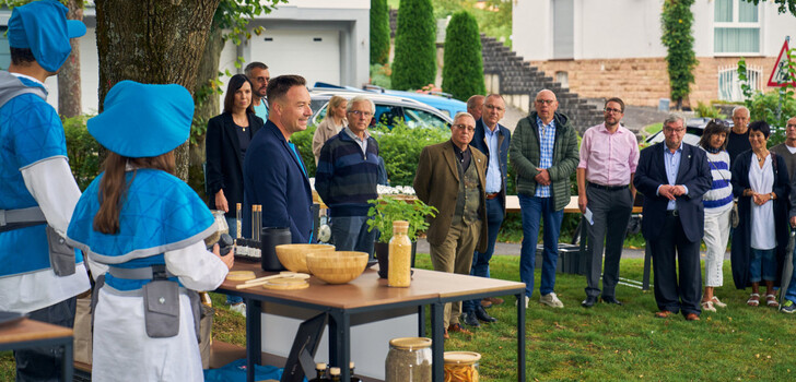 eierliche Zeremonie zur Grundsteinlegung: Henning Strauss konnte neben Landrat Thorsten Stolz auch Bad Orbs Bürgermeister Tobias Weisbecker sowie Stadtverordnetenvorsteher Michael Heim begrüßen