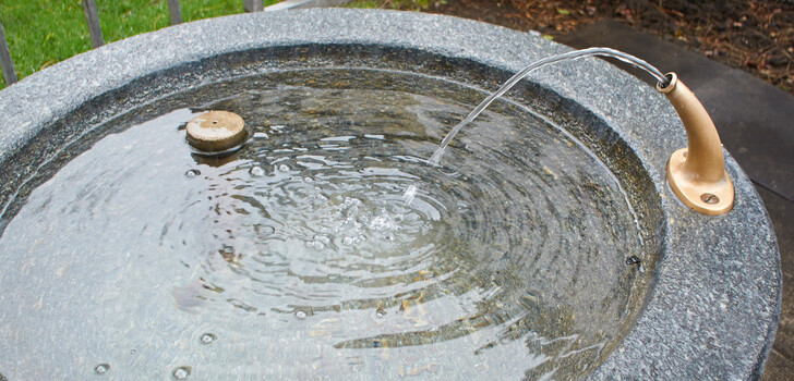 So schön können Trinkwasserbrunnen aussehen! Diese stehen in Zürich – in der Stadt gibt es mehr als 1.000 Trinkwasserbrunnen.
