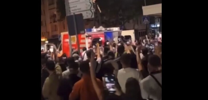 Dieses Video geht derzeit viral. Es zeigt, wie feiernde Menschen in Frankfurt einen Rettungswagen und ihre Besatzung attackieren
