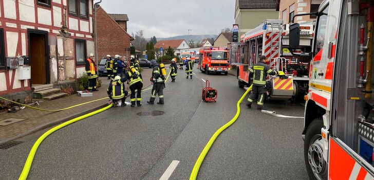 Die Feuerwehr wurde am Dienstagmittag zu einem Einsatz in die Hauptstraße gerufen.