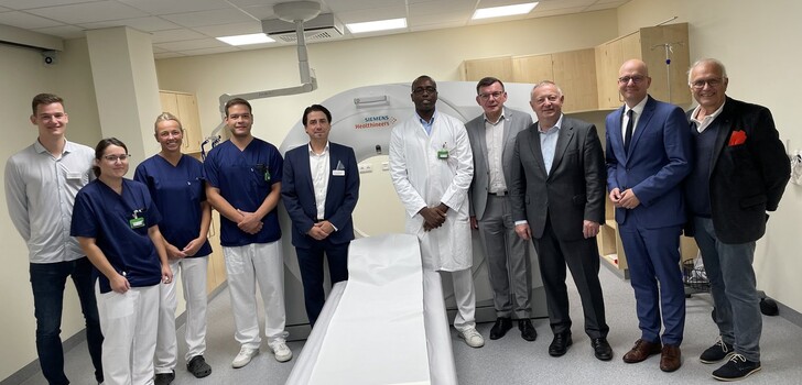 Christoph Halle (Leiter Vamed Medizintechnik), Dame 1, Dame 2 (beide Radiologiepersonal), Aaron Spivey (kommissarische Leitung Radiologie), Dr. Peter Hermeling (Klinikgeschäftsführer), Uchenna Mgbor (Chefarzt Radiologie), Armin Warmuth (Oberbürgermeister Hammelburg), Thomas Bold (Landrat Bad Kissingen), Dr. Dirk Vogel (Oberbürgermeister Bad Kissingen), Dr. Herbert Schulze (1. Vorstand Ärztlicher Kreisverband Bad Kissingen).