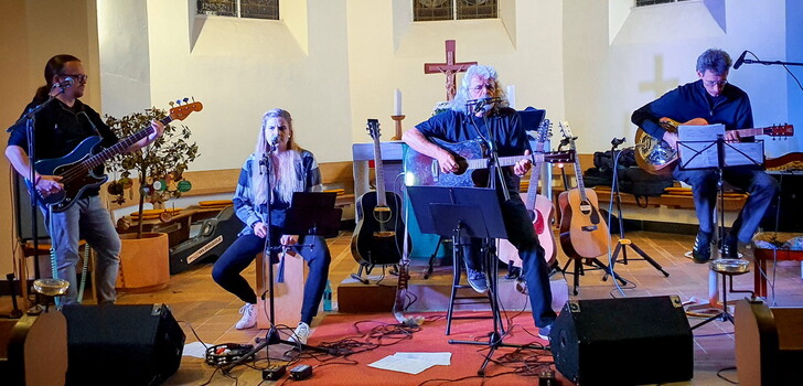Begeisterten in der Kirche in Weißenhasel - Shiregreen mit Paul Adamaschek, Marisa Linß, Klaus Adamaschek und Johannes Gunkel (von links nach rechts)