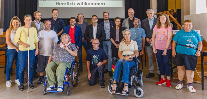 Kandidaten, Vertreter des Beirats der "Menschen mit Behinderungen" und Organisatoren beim Kandidaten-Check