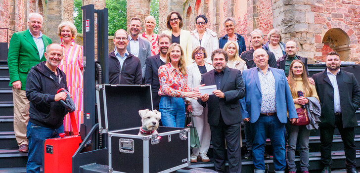 Die Spende der "Freunde der Bad Hersfelder Festspiele" floss in der Saison 2023 in den Kauf eines Hubwagens und in die Erneuerung der Lichttechnik im Schloss Eichhof. Das Foto entstand vor dem gemeinsamen Besuch der Abschlussgala, unter anderem mit Vorsitzender Franziska Reichenbacher, Intendant Joern Hinkel und dem technischen Leiter der Festspiele, Dietmar Wolf mit Hund Barry.