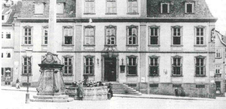 Das Fuldaer neue Rathaus um 1890. Rechts im Obergeschoss befanden sich von 1828 bis 1837 die Diensträume des Kreisamtes.