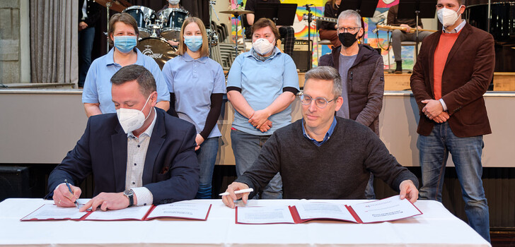 Schulleiter Sven Müller und Sven Friedrich, Geschäftsführer von antonius, bei der Unterzeichnung des erweiterten Kooperationsvertrages.