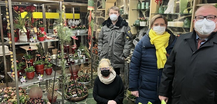 Alsfelder CDU-Vorstandsmitglieder (Alexander Reinsch, Eva Schwalm, Bürgermeister Stephan Paule) und Marion Eder von Blumen-Weber (vorn) grüßen die Alsfelder Geschäftswelt zu Silvester 2021.