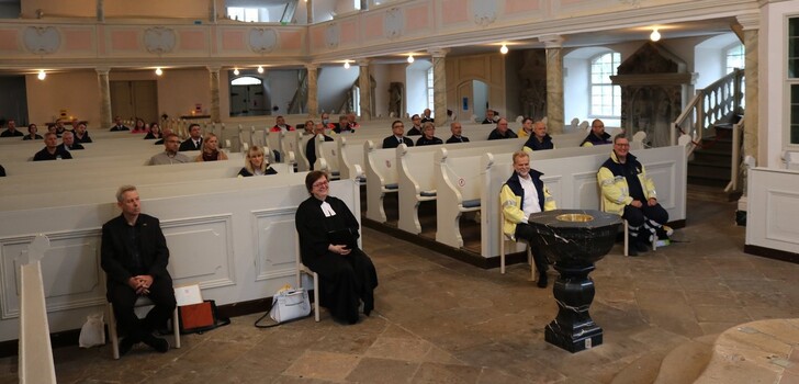 Viel Platz hatten die Gäste in der großen Lauterbacher Kirche. In der vorderen Reihe saßen Gregor Rettinghaus, Dr. Dorette Seibert, Thomas Schill, Sven Kießling (v.l.).