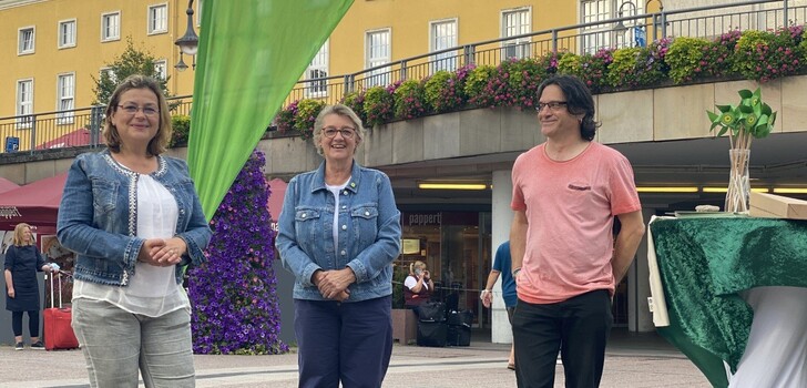Am Pflegestand, Bahnhofsplatz Fulda: MdB Kordula Schulz-Asche, Gianina Zimmermann, Bundestagsdirektkandidatin des Wahlkreises 174, sowie Knut Heiland, Stadtverordneter und Vorstandssprecher Bündnis 90/Die Grünen Fulda.