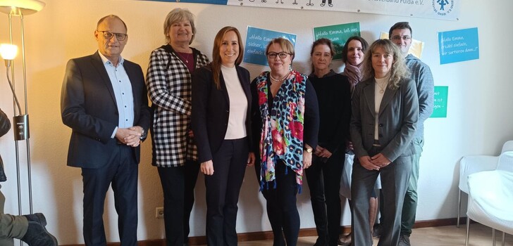 Hessische Landtagspräsidentin zu Gast im Fuldaer Kinderschutzbund. (v.l.) Dag Wehner (Bürgermeister Fulda), Mechthild Klee (Kreistagsabgeordnete), Astrid Wollmann (Hessische Landtagspräsidentin), Ulrike Westphal-Geiger (1. Vorsitzende des Kinderschutzes Fulda), Silvia Brünnel (MdL), Kerstin Leitschuh (Schullehrerin), Anja Roßmann (2. Vorsitzende des Kinderschutzes Fulda), Klaus Niesel (Schulleiter)