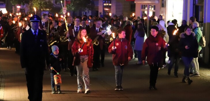 Am Vorabend des Lullusfestes zog der Fackelzug durch die Stadt zur Stiftsruine