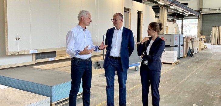 Bundestagsabgeordneter Michael Brand (Bildmitte) im Gespräch mit Geschäftsführer Martin Rensch (links) beim Besuch des Unternehmens Rensch-Haus in Kalbach-Uttrichhausen.