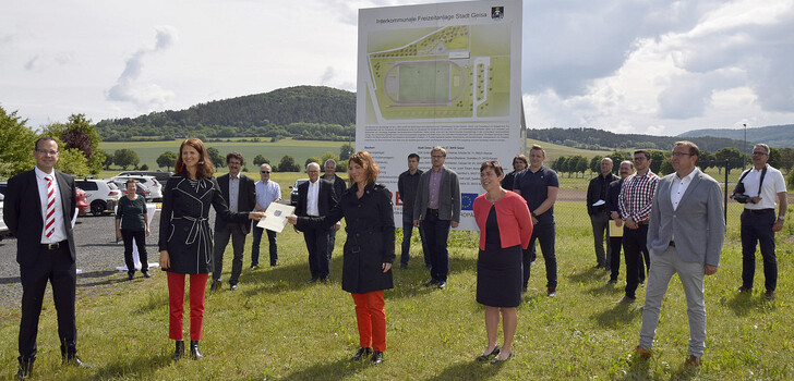 Geisas Bürgermeisterin Manuela Henkel (links Mitte) erhielt von Staatssekretärin Susanna Karawanskij (rechst Mitte) 3,7 Millionen EURO EFRE-Fördermittel zum Bau einer Interkommunalen Freizeitanlage in Geisa überreicht